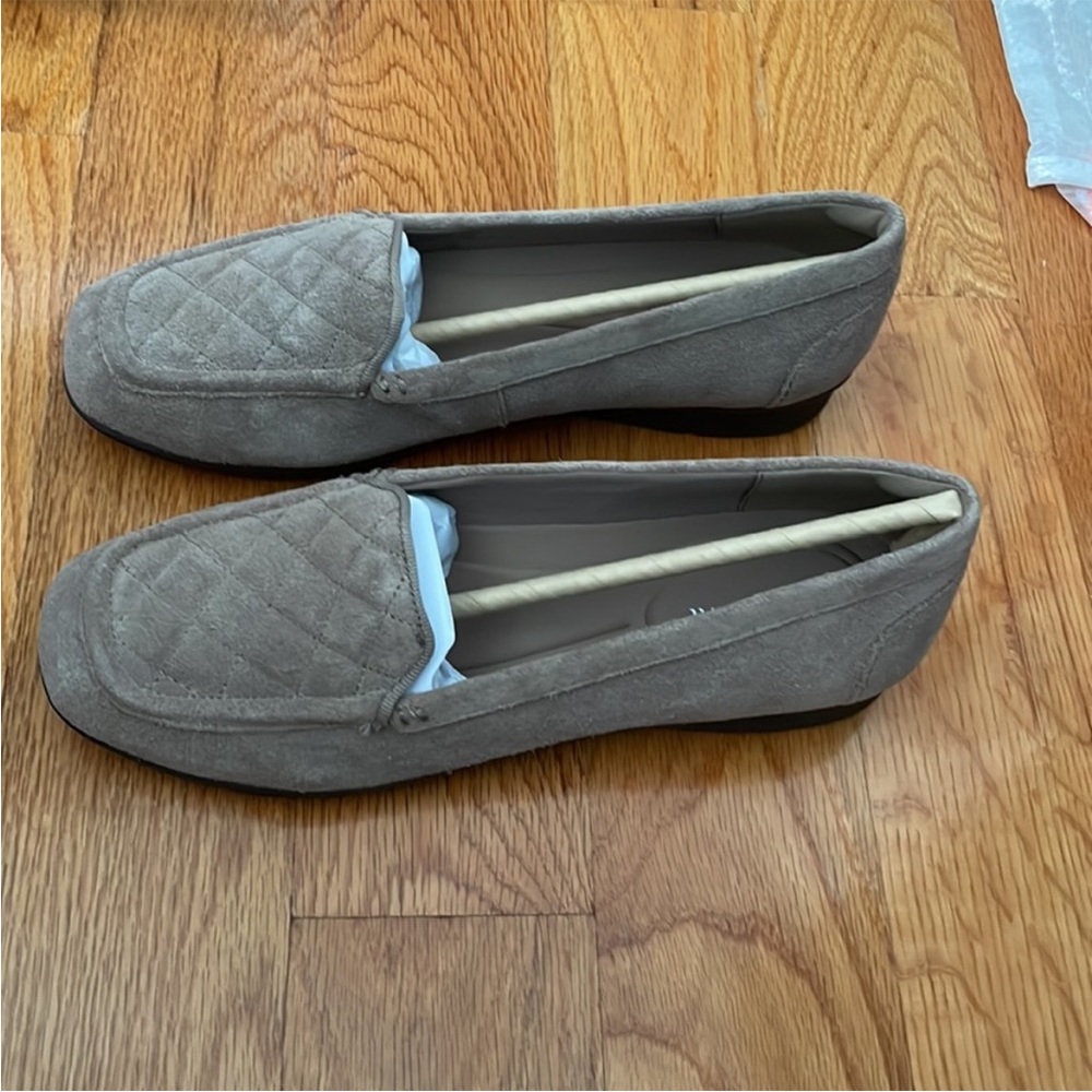 Easy Spirit Womens Loafers 7M Wynter
Medium Natural
Suede Leather Comfort - Picture 2 of 8